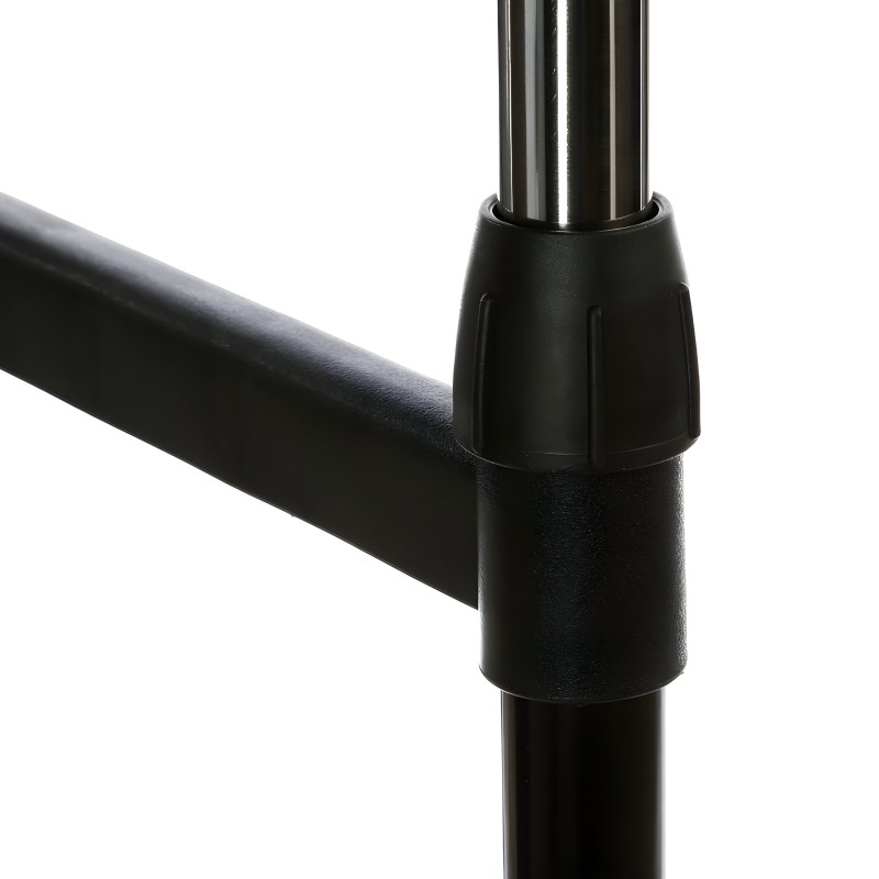 Detalle de unión de estructura metálica cromada y tubo negro con conector plástico en mueble modular