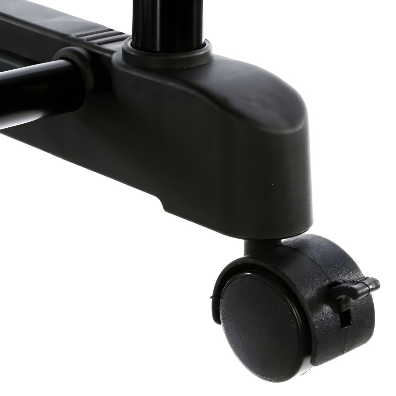 Detalle de base y rueda giratoria de silla negra en plástico y metal