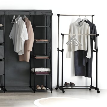 Conjunto de dos percheros para ropa con estructura metálica negra y ruedas. Armario textil gris oscuro con estantes y perchero d