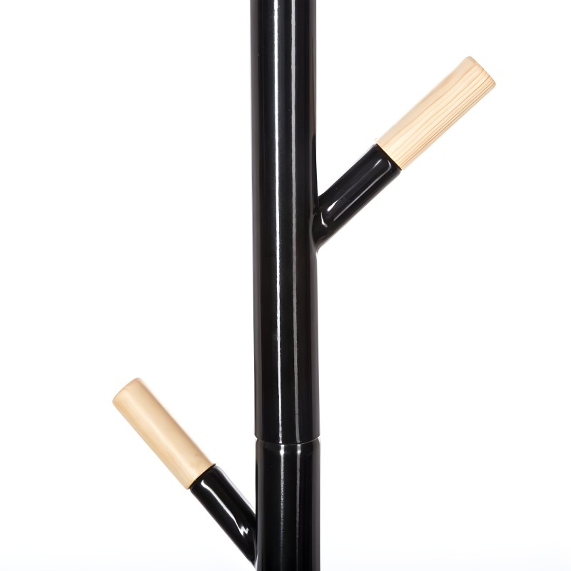 Perchero de pie negro con brazos angulares y empuñaduras de madera natural