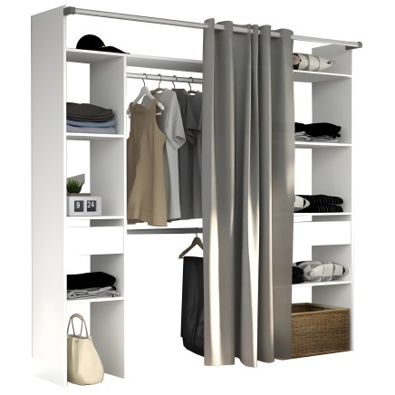 Armario abierto blanco con barras de colgar y cortina gris. Múltiples estantes con ropa y accesorios