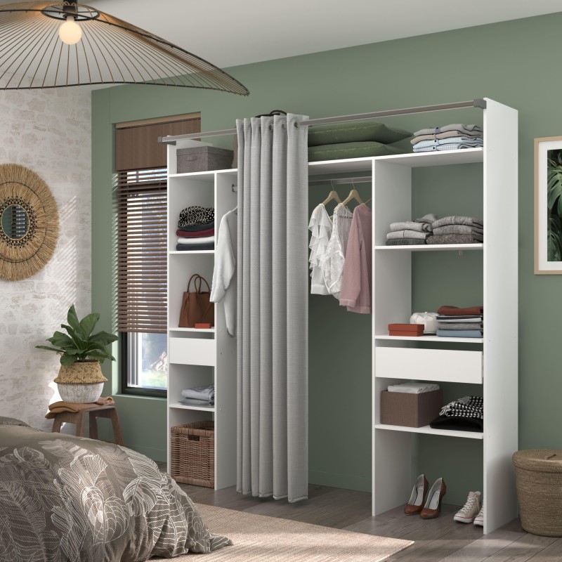 Armario modular blanco con cortina gris y barras de colgar ropa integradas en dormitorio con paredes verde salvia