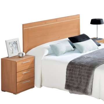Cama de madera clara con cabecero y mesita de noche a juego en ambiente dormitorio con ropa de cama blanca