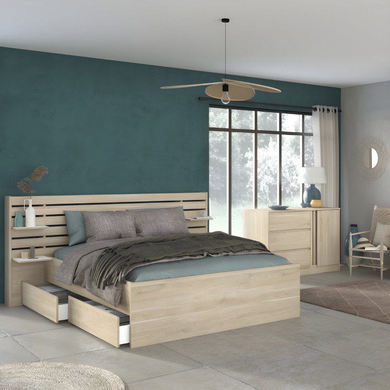 Cama de madera clara con cabecero de listones y cajones de almacenamiento en dormitorio moderno con pared verde oscuro