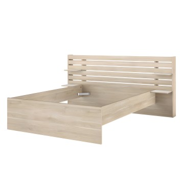 Cama de madera clara con respaldo de lamas horizontales y mesitas de noche integradas