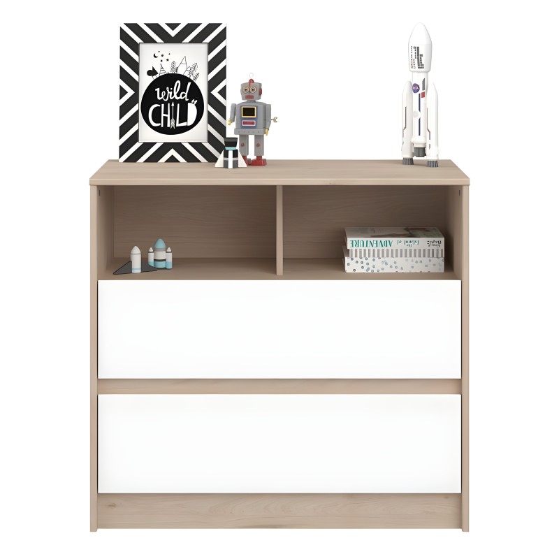Cómoda infantil madera natural con dos cajones blancos y estantes abiertos decorada con juguetes