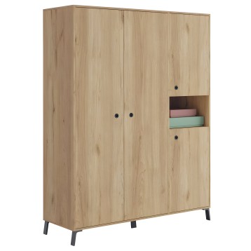 Armario de madera clara con puertas abatibles y nicho abierto con textiles de colores rosa y verde