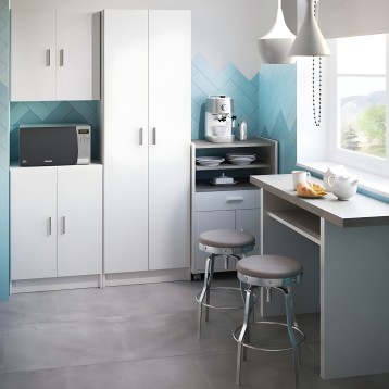 Cocina modular en blanco y gris cemento con armarios altos