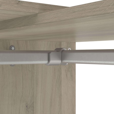 Detalle de riel de aluminio plateado y soporte de madera clara para puerta corrediza