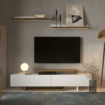Mueble TV blanco y madera con frentes lacados y patas de madera natural en salón moderno
