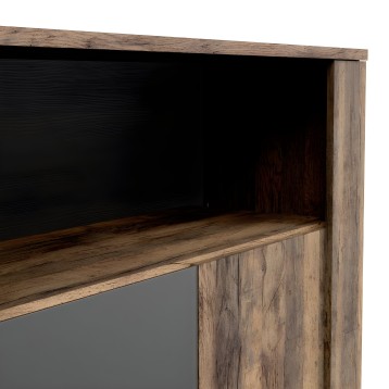 Mueble aparador con estructura de madera clara y frentes negros con estantes abiertos y puertas inferiores
