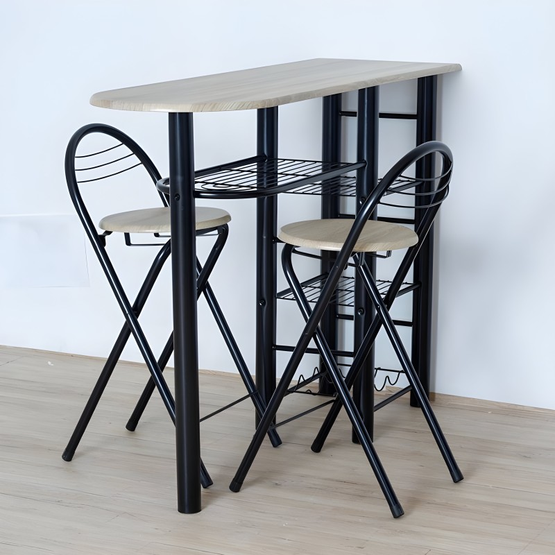 Mesa alta ovalada color madera clara con estructura negra y dos taburetes plegables con asiento de madera