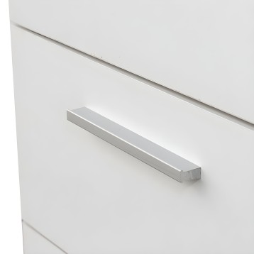 Tirador de aluminio plateado en detalle sobre puerta blanca