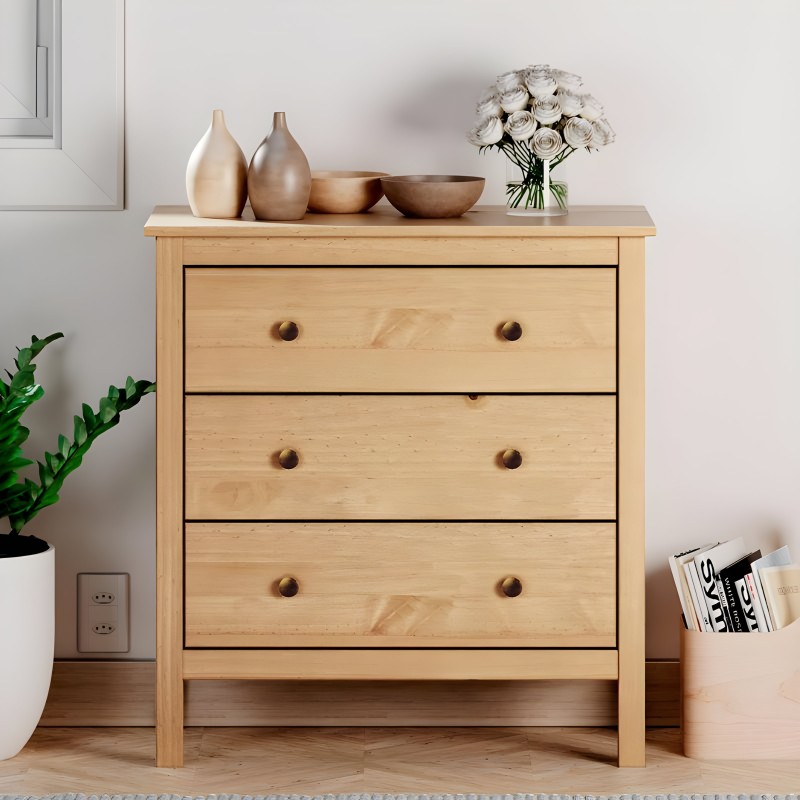Cómoda de madera natural con tres cajones y tirador de madera en dormitorio decorado