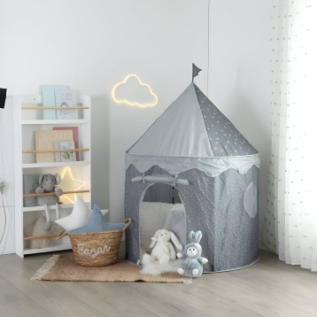 Tienda infantil tipo castillo gris con lunares blancos y techo puntiagudo en dormitorio infantil