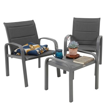 Conjunto de jardín con dos sillones grises y mesa baja gris con cojines y accesorios decorativos
