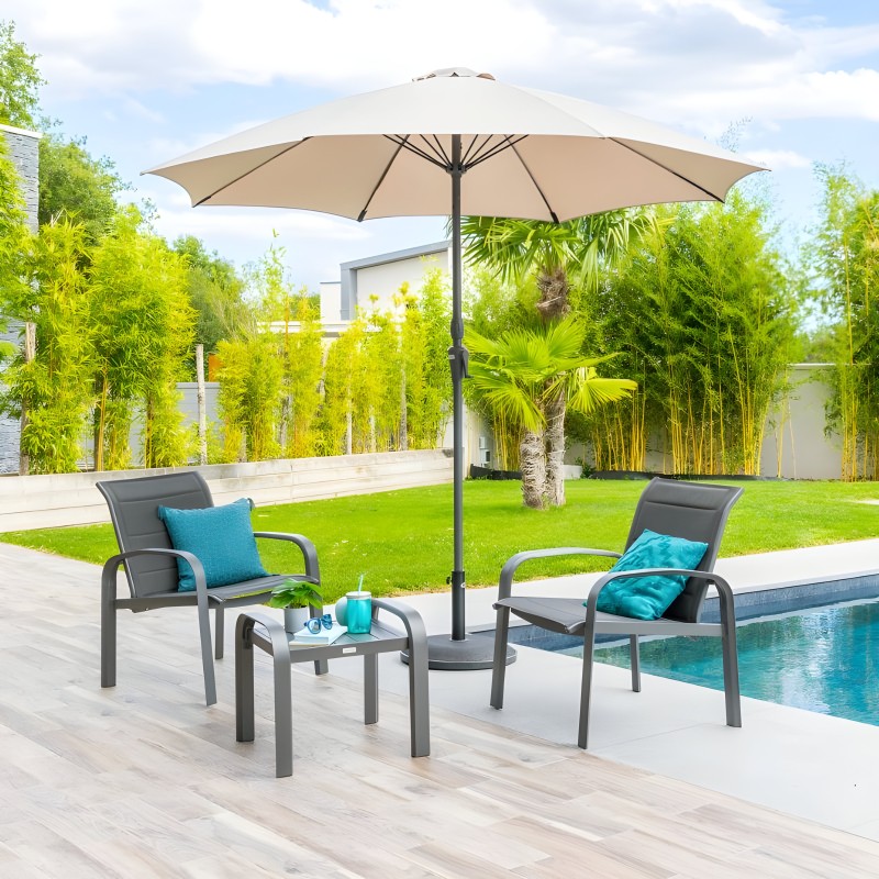 Sombrilla de jardín redonda beige con mástil gris y conjunto de muebles de exterior gris con cojines turquesas junto a piscina