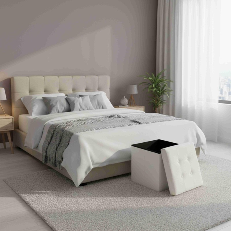 Cama tapizada en beige con respaldo acolchado y arcón baúl de almacenamiento blanco en dormitorio moderno