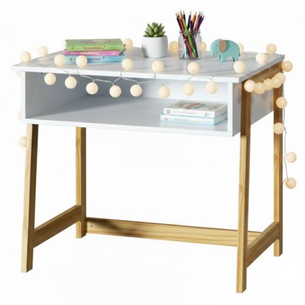 Escritorio infantil blanco y madera con estante y guirnalda de luces decorativa en ambiente