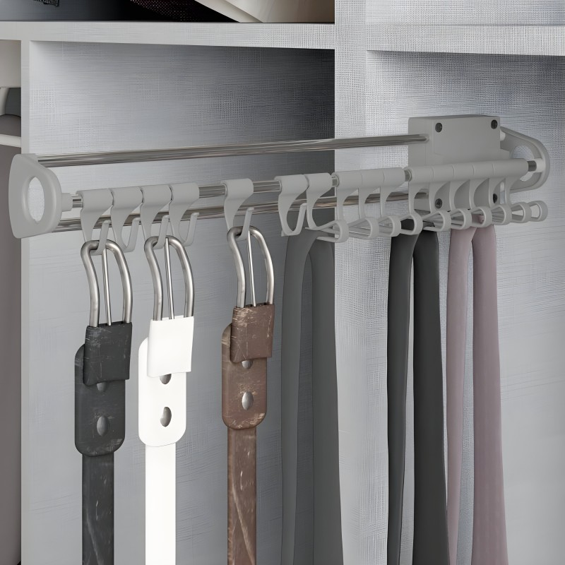Corbatero organizador extensible color blanco con anillas y soportes de montaje mural mostrando cortinas colgadas en diferentes 