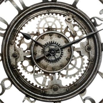 Reloj de pared estilo industrial con engranajes metálicos plateados y efecto envejecido vista frontal