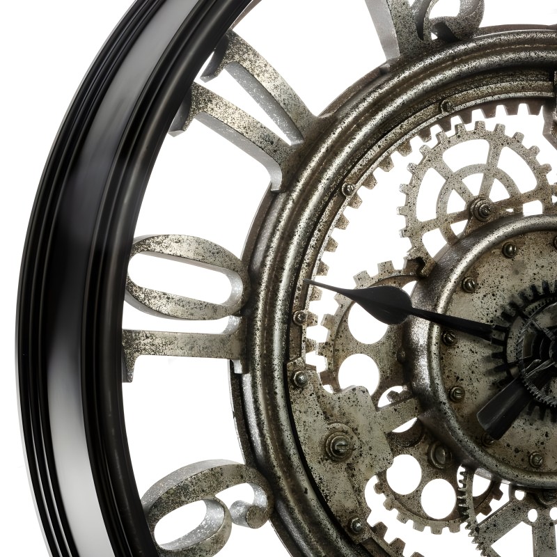 Reloj de pared con engranajes metálicos plateados y manecillas negras detalle mecánico