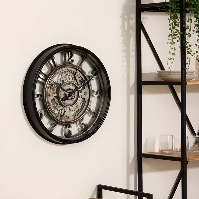 Reloj de pared redondo marco negro con mecanismo engranajes visible y números romanos