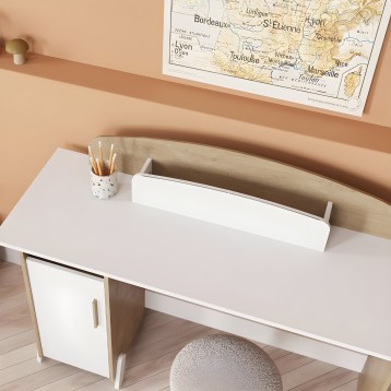 Escritorio blanco y madera con cajón organizador y puerta inferior en ambiente de estudio
