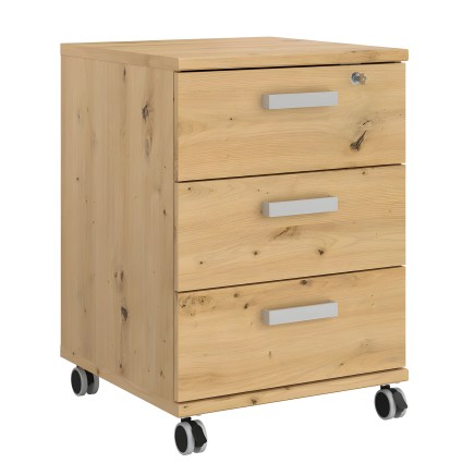 Cajonera de madera clara con tres cajones y asas plateadas sobre ruedas negras