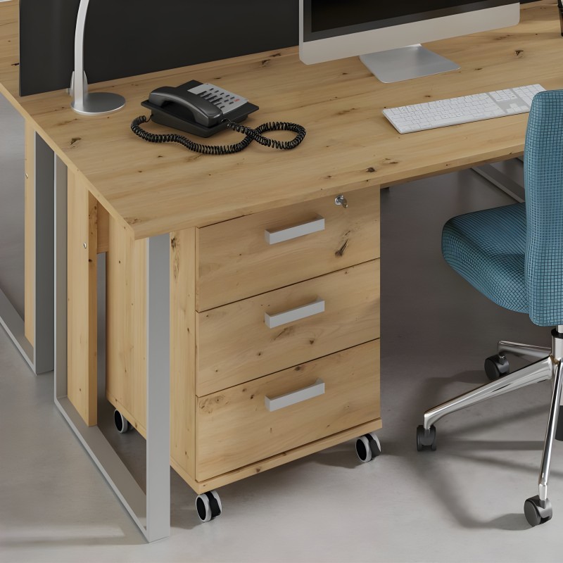 Cajonera de madera clara con tres cajones y ruedas bajo escritorio de oficina junto a silla azul