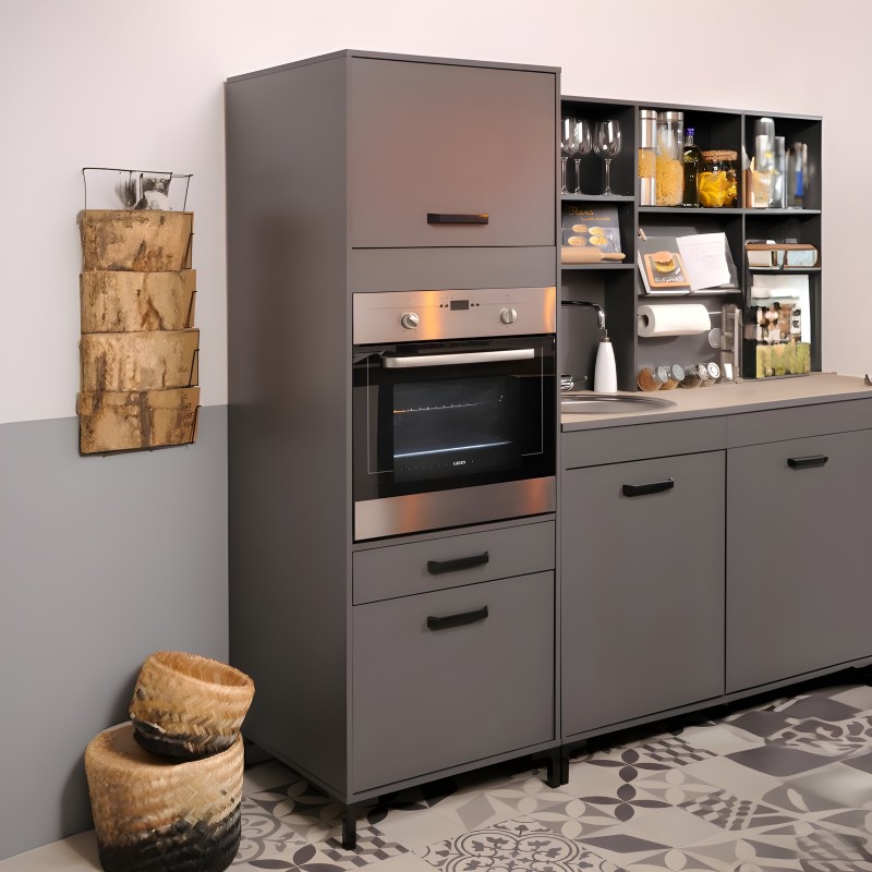 Cocina modular gris con horno acero inoxidable y estantería abierta de almacenamiento en ambiente