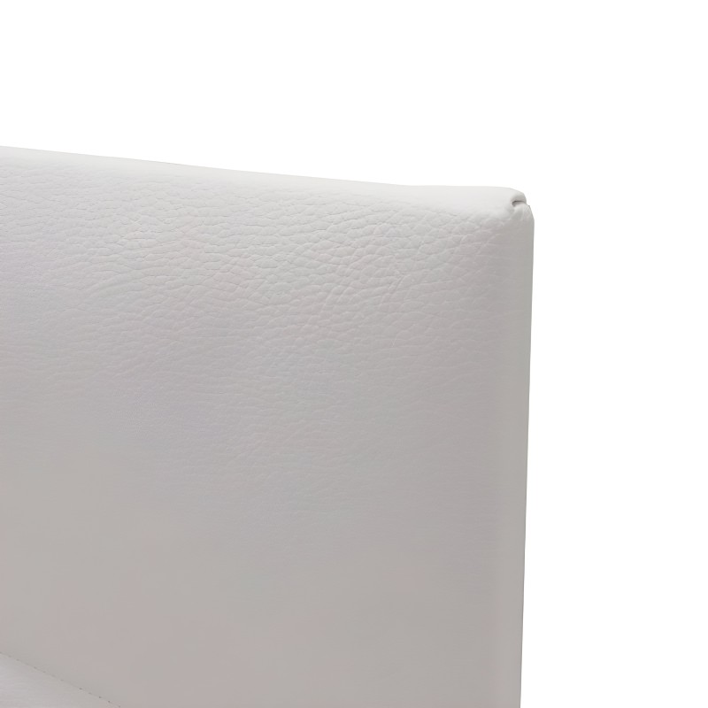 Detalle de cabecero tapizado en blanco con textura acolchada y diseño de esquina redondeada