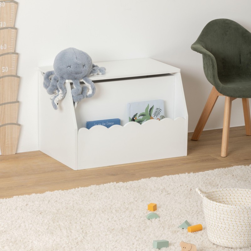 Caja almacenaje blanca con borde nube y asa negra en ambiente infantil con juguetes y silla verde