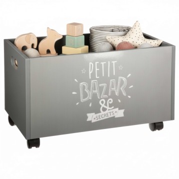 Baúl de almacenamiento gris con ruedas lleno de juguetes y objetos decorativos infantiles