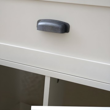 Detalle de tirador metálico gris oscuro en mueble blanco con puertas color madera
