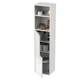 Armario vertical blanco con estantes abiertos y puerta inferior con productos de almacenamiento y decoración