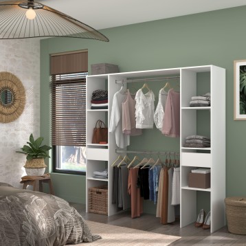 Armario abierto blanco con barras de ropa y estantes con prendas y accesorios en dormitorio con paredes verde salvia
