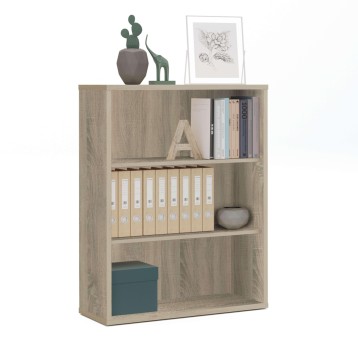 Estantería de madera natural con cuatro compartimentos abiertos que contiene libros y decoración