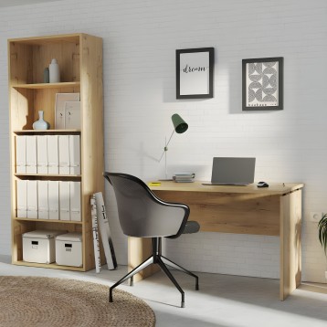 Estantería modular de madera natural con múltiples compartimentos y cubos de almacenamiento en ambiente de oficina
