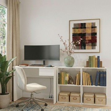 Escritorio blanco moderno con estantería y silla giratoria beige en ambiente de despacho