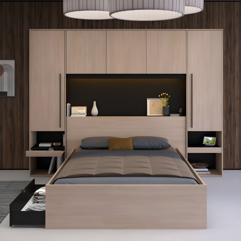 Cama con cabecero integrado madera clara y negro con estantería y armarios de almacenaje en ambiente dormitorio