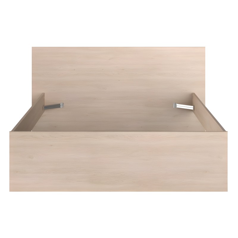 Cama de madera clara con estructura de plataforma y herrajes metálicos cromados vista frontal