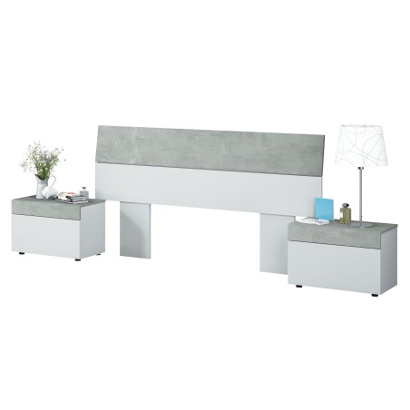 Cama doble con cabecero bicolor gris y blanco y dos mesitas de noche a juego en ambiente decorado