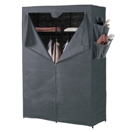Armario textil gris con estructura metálica y cubierta de tela gris oscuro abierto mostrando interior con estantes negros y bols