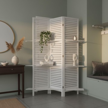 Biombo plegable de tres paneles en blanco con lamas horizontales y estantes integrados en ambiente de sala