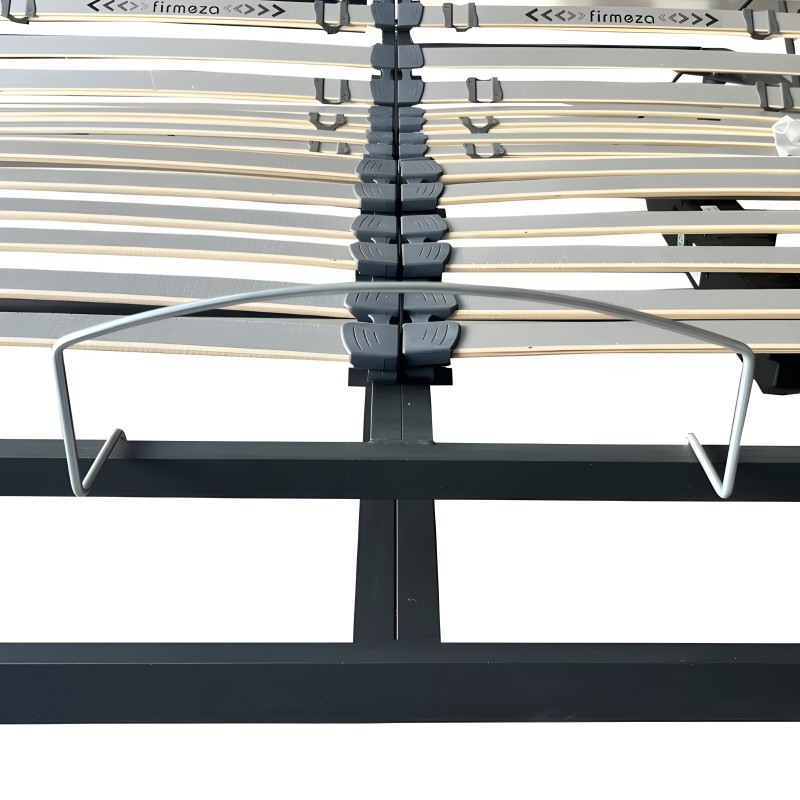 Somier con estructura metálica negra y láminas de madera con soportes de goma vista frontal del mecanismo