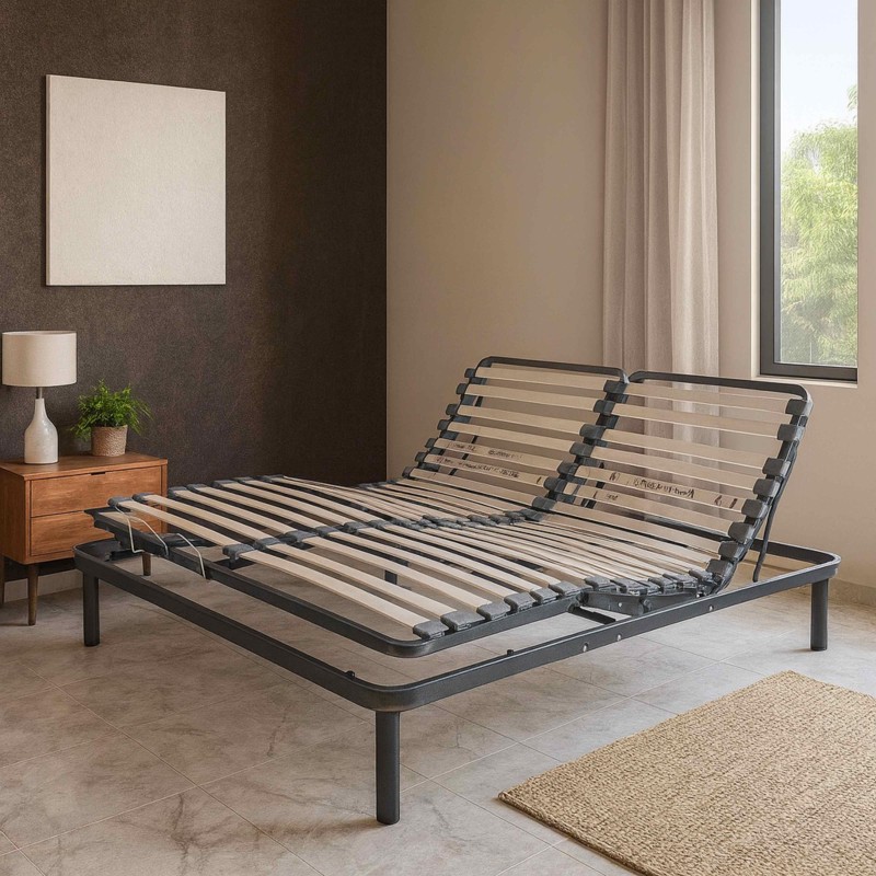 Cama articulada con estructura metálica negra y láminas de madera ajustables en cabecera y pie elevable en dormitorio moderno