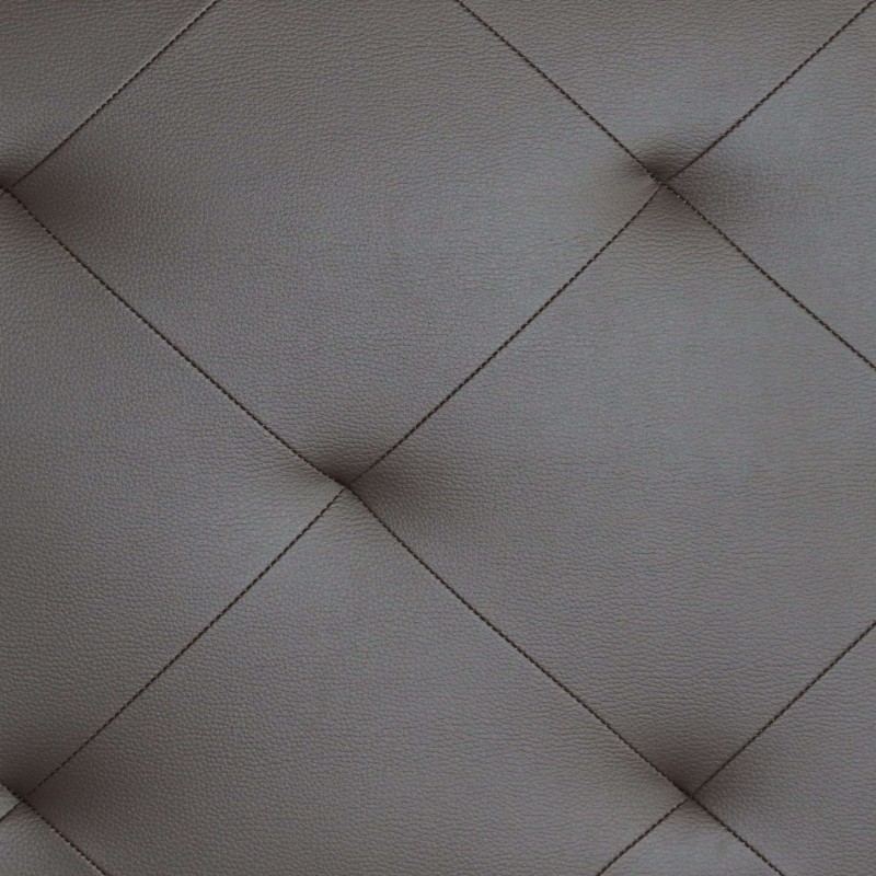 Detalle de tapizado acolchado en cuero gris con costura romboidal y textura de cuero genuino