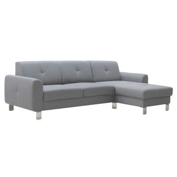 Sofá seccional gris claro con chaise longue y patas metálicas vista lateral