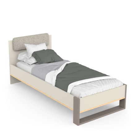 Cama individual de madera blanca y natural con cabecero tapizado en tela gris y almohadas decorativas